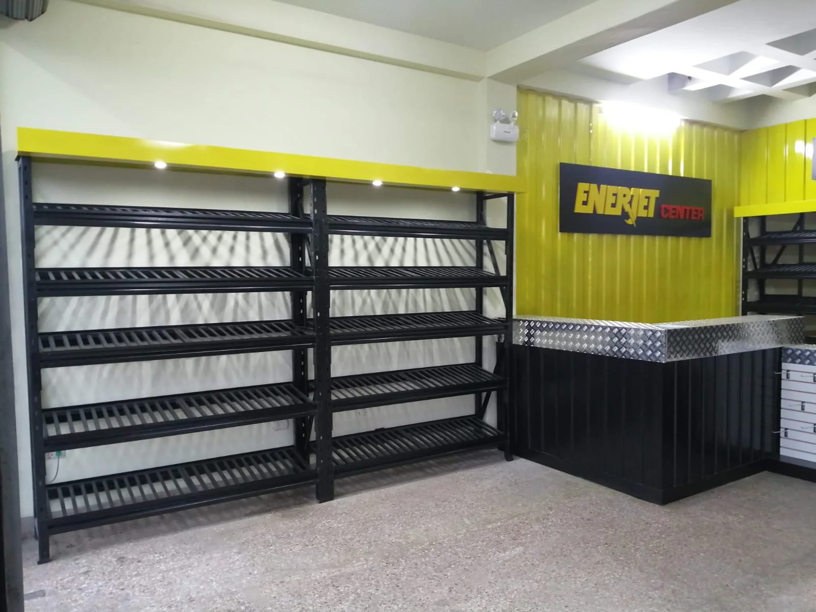 Interior de tienda equipado con estanterías
