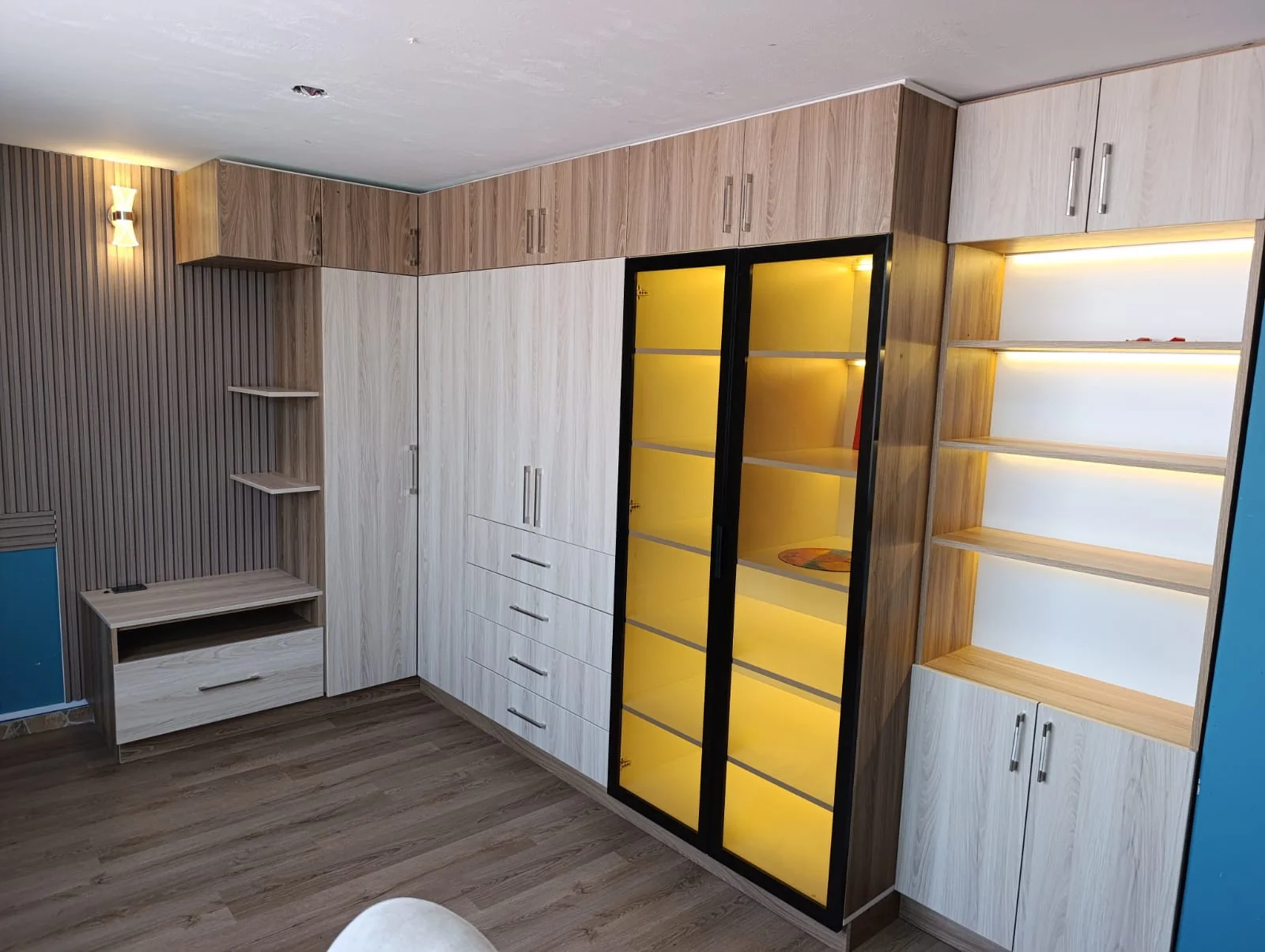 Closet moderno a medida con iluminación
