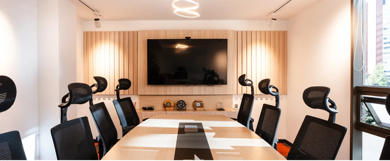 Sala de reuniones con mesa y sillas ergonómicas