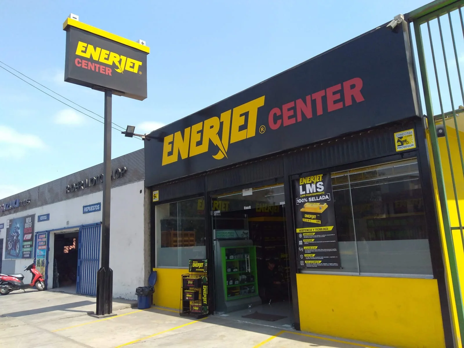 Fachada de local comercial Enerjet Center
